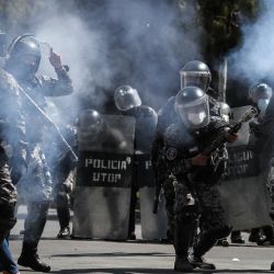 Los policías disparan gas lacrimógeno durante un enfrentamiento entre policías y cocaleros de los Yungas que pretenden retomar la sede de la Asociación Departamental de Productores de Coca, en La Paz, Bolivia. | Foto:Xinhua / Mateo Romay