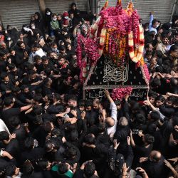 Devotos musulmanes chiíes participan en una procesión religiosa para conmemorar el 40º día de luto tras el aniversario de la muerte del imán Hussain, nieto del profeta Mahoma, en Lahore. | Foto:Arif Ali / AFP