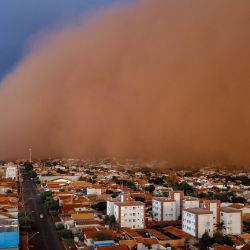 Una enorme tormenta de polvo se ve envolviendo el barrio de Nossa Senhora do Carmo en la ciudad de Frutal, estado de Minas Gerais, Brasil. | Foto:Andrey Luz / AFP