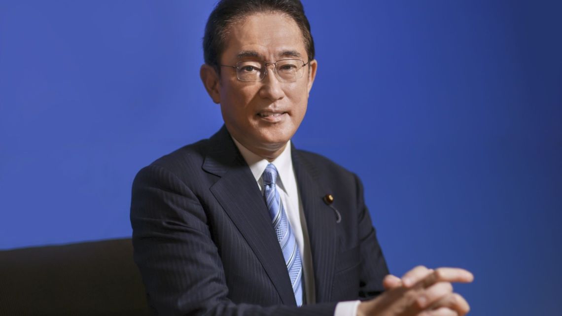 Polémica en Japón: el hijo del primer ministro hace turismo y compras pendante los viajes oficiales