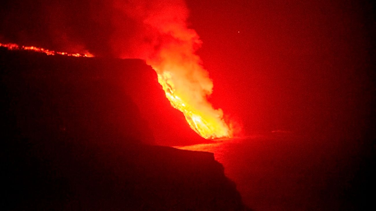 El maga del Volcán Cumbre Vieja entra en contacto con el agua salada