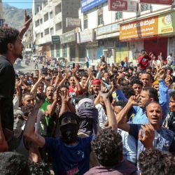 Los yemeníes corean consignas durante las protestas en las que se reclama la retirada del gobierno de coalición respaldado por Arabia Saudí y el deterioro de las condiciones económicas y de vida, en la tercera ciudad de Yemen, Taez. | Foto:Ahmad AL-Basha / AFP