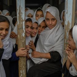 Niñas afganas son fotografiadas al salir de sus respectivas clases, en una escuela de Kandahar. | Foto:Bulent Kilic / AFP