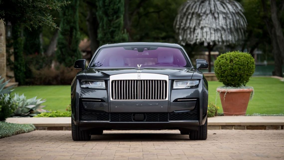 Rolls-Royce dejará de fabricar autos a gasolina para 2030 - Vimarsana News