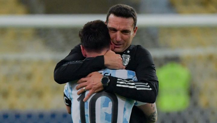 Messi y Scaloni: un abrazo del alma entre campeones de América. //AFP