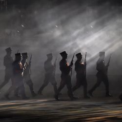 Actores vestidos de soldados actúan durante el 200 Aniversario de la Consumación de la Independencia de México en la plaza del Zócalo en la Ciudad de México. | Foto:Alfredo Estrella / AFP