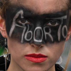 Una mujer participa en una manifestación exigiendo la despenalización del aborto durante el Día de Acción Global por el Aborto Legal y Seguro en América Latina y el Caribe en Bogotá. | Foto:Juan Barreto / AFP