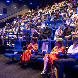 Espectadores durante el estreno de la película Beyond the Raging Sea, con los atletas Omar Samra y Omar Nour, dirigida por Marco Orsini. La película retrata las hazañas reales de los atletas egipcios cuando se embarcan en un viaje de 3.000 millas náuticas a través del Océano Atlántico en un bote de remos de 7 metros. | Foto:JORGE FERRARI / MAD Solutions / AFP