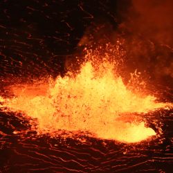 Esta imagen muestra la continua erupción del volcán Kilauea en Hawái. | Foto:M. Patrick / US Geological Survey / AFP