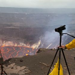 Esta imagen muestra a un geólogo del Observatorio Volcánico de Hawái del USGS grabando un vídeo de la erupción del volcán Kilauea. | Foto:D. Downs / US Geological Survey / AFP