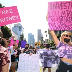 Fans de Britney Spears protestan frente al Tribunal Stanley Mosk durante la audiencia de Britney para poner fin a la controvertida tutela de su padre, en Los Ángeles, California. | Foto:ALERIE MACON / AFP