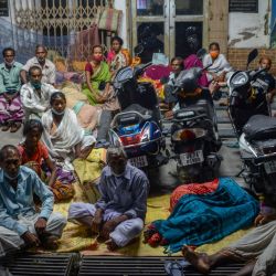 La gente acampa durante la noche para recibir una dosis de la vacuna contra el coronavirus Covid-19 en un hospital de distrito gestionado por el gobierno a medianoche en Siliguri. | Foto:Diptendu Dutta / AFP