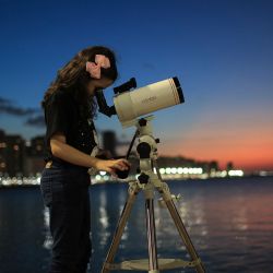 La astrónoma brasileña de 8 años Nicole Oliveira observa el cielo con su telescopio en Fortaleza, Brasil. - Cuando Nicole Oliveira empezó a dar sus primeros pasos, levantó los brazos hacia el cielo, tratando de atrapar las estrellas. Ahora, con sólo ocho años, es una joven astrónoma brasileña que caza asteroides. | Foto:Jarbas Oliveira / AFP