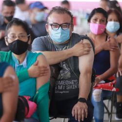 Las personas permanecen en el área de observación luego de recibir una dosis de una vacuna contra la enfermedad del nuevo coronavirus (COVID-19), en Nezahualcóyotl, México. | Foto:Xinhua/Quetzalli Blanco