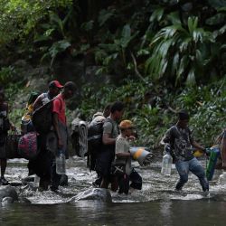 Migrantes haitianos atraviesan la selva del Tapón del Darién, cerca de Acandí, departamento del Chocó, Colombia, en dirección a Panamá, en su intento de llegar a Estados Unidos. | Foto:Raúl Arboleda / AFP