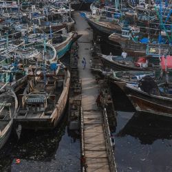 Barcos de pesca anclados en el puerto pesquero de Karachi después de que las autoridades paquistaníes emitieran un aviso para desanimar a los pescadores a aventurarse en el mar Arábigo esperando malas condiciones meteorológicas debido a la tormenta ciclónica Gulab. | Foto:Asif Hassan / AFP