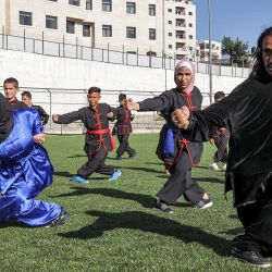 Jaafar Zahida, un maestro palestino de Kung Fu, entrena a jóvenes en un patio de recreo durante una clase de artes marciales en la aldea de Halhoul, al noroeste de Hebrón, en la Cisjordania ocupada. | Foto:Hazem Bader / AFP