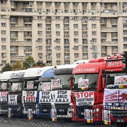 Camiones alineados frente a la sede del gobierno rumano durante una protesta en Bucarest. - Los camioneros piden la eliminación de la fiscalidad diurna con carácter retroactivo desde hace 5 años y el aumento injustificado de los precios de las pólizas de seguro. | Foto:Daniel Mihailescu / AFP