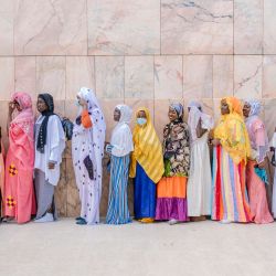 Los peregrinos hacen cola para entrar en la Gran Mezquita de Touba durante el Gran Magal de Mourides en Touba, la mayor peregrinación musulmana anual en Senegal, con cientos de miles de personas haciendo la peregrinación cada año. | Foto:CARMEN ABD ALI / AFP