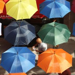 Esta foto muestra paraguas colgados con fines decorativos en la calle Konur la calle más concurrida del distrito de Cankaya en Ankara. | Foto:Adem Altan / AFP
