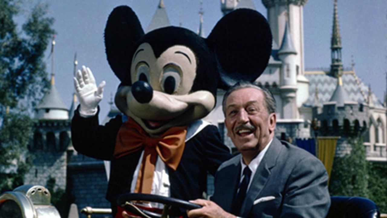 Walt Disney junto a Mickey Mouse, su más grande creación