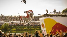 Los pilotos saltaron de una rampa de 6 metros con sus creaciones para tratar de “volar”.