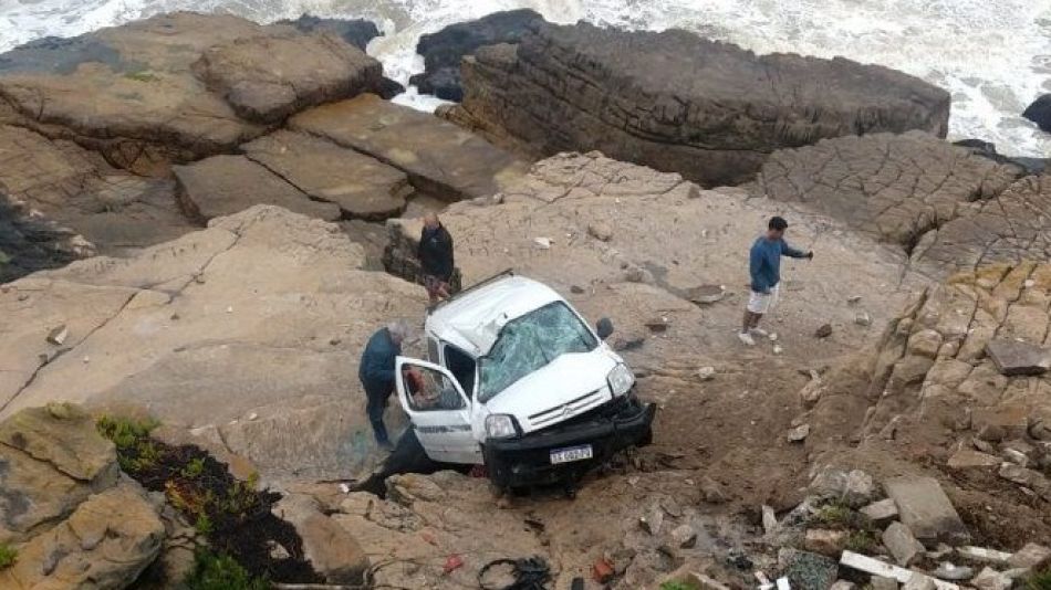 En 47 días tres autos se estrellaron contra las rocas en la misma zona de Mar del Plata