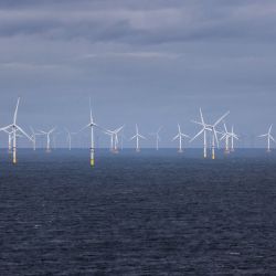 Esta vista aérea muestra turbinas eólicas en un parque eólico en el Mar del Norte, frente a la costa de Bélgica. | Foto:Kenzo Tribouillard / AFP