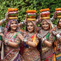 Bailarines folclóricos indios ensayan antes del festival hindú 'Navratri' en Ahmedabad. | Foto:Sam Panthaky / AFP