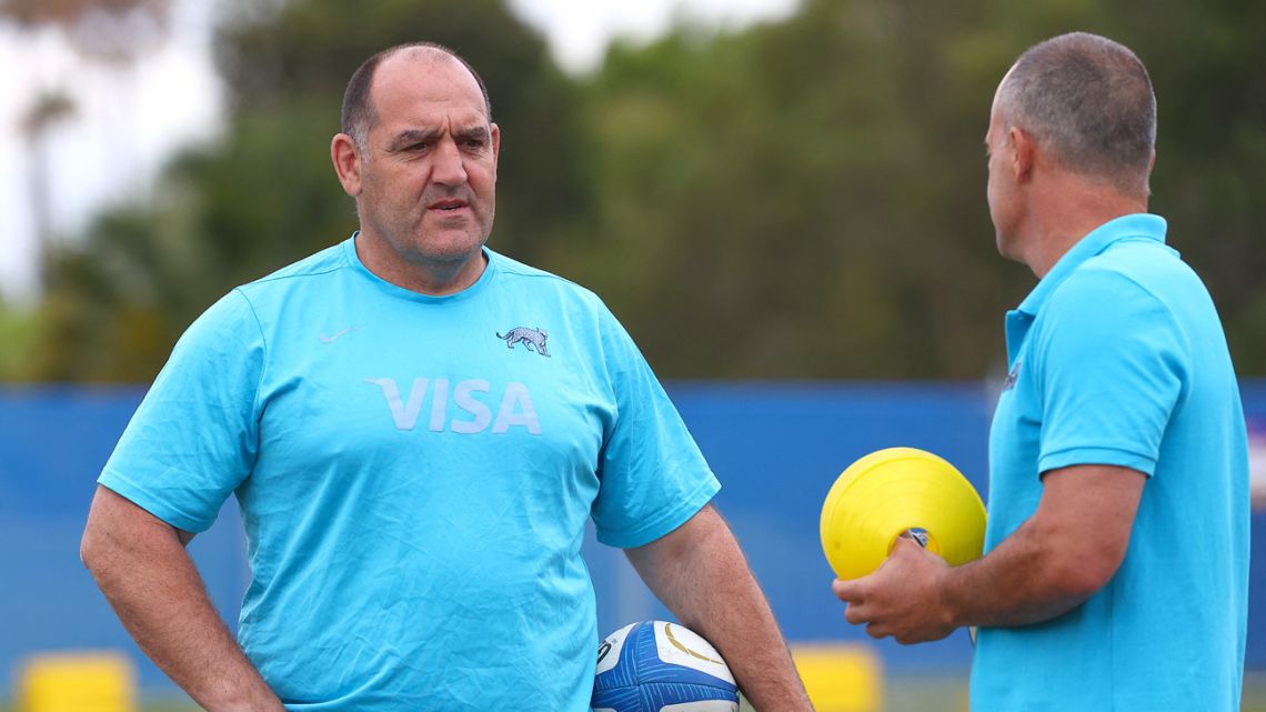 Argentina's coach Mario Ledesma (left) monitors players during the captain's run in Gold Coast on October 1, 2021, ahead of the Rugby Championship match against Australia.