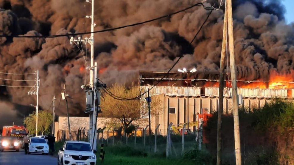 El incendio en el Parque Industrial de Bernal 20211001
