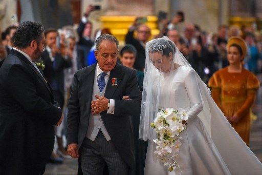 Rebbeca Bettarini, que cambió su nombre a Victoria Romanova, y su padre Roberto al ingresar a la catedral San Isaac.