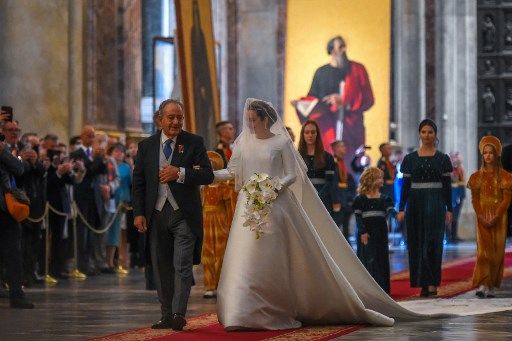 Rebbeca Bettarini, que cambió su nombre a Victoria Romanova, y su padre Roberto al ingresar a la catedral San Isaac.