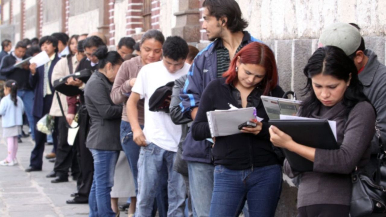 Largas filas para conseguir empleo.  | Foto:CEDOC