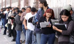 Largas filas en busca de un empleo