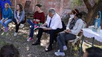 Lejos de la campaña, Alberto Fernández se suma a modestas reuniones vecinales y con trabajadores, donde comprueba el malestar que se volcó en las PASO. 