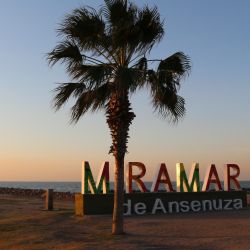 Atardecer en la costa de Miramar de Ansenuza, cita obligada de la tardecita.