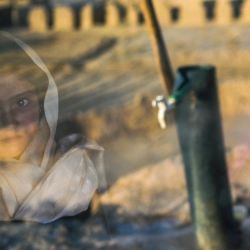 Una niña de la etnia Hazara mira por la ventana de su cueva en un acantilado plagado de cuevas donde la gente sigue viviendo como hace siglos en Bamiyán. | Foto:Bulent Kilic / AFP