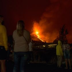 La gente observa el volcán Cumbre Vieja arrojando lava, ceniza y humo desde El Paso, en la isla canaria de La Palma. | Foto:Jorge Guerrero / AFP
