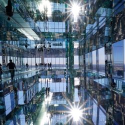 Reporteros y fotógrafos recorren Summit at One Vanderbilt durante una vista previa para los medios de comunicación en Nueva York. - El mirador de Summit se extiende por las cuatro últimas plantas de One Vanderbilt en Manhattan, el cuarto edificio más alto de la ciudad. | Foto:TIMOTHY A. CLARY / AFP