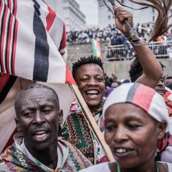 La gente celebra mientras el primer ministro etíope Abiy Ahmed llega después de jurar para un nuevo mandato de cinco años en la plaza Meskel en Addis Abeba, Etiopía. | Foto:Amanuel Sileshi / AFP