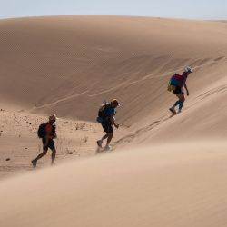Los competidores participan en la Etapa 2 de la 35ª edición del Marathon des Sables entre Tisserdimine y Kourci Dial Zaid, en el sur del desierto del Sahara marroquí. | Foto:JEAN-PHILIPPE KSIAZEK / AFP