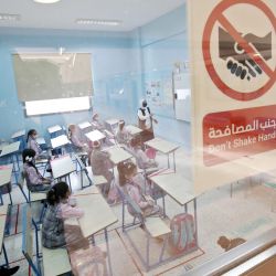 Los estudiantes asisten a clase en una escuela en la ciudad de Kuwait, después de que las escuelas reabrieran para el aprendizaje en el campus por primera vez desde hace meses debido a la pandemia de COVID-19. | Foto:YASSER AL-ZAYYAT / AFP
