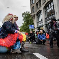 Manifestantes afiliados al movimiento ecologista global Extinction Rebellion realizan una protesta en el centro de la ciudad de Zúrich. | Foto:Fabrice Coffrini / AFP