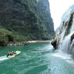 Turistas disfrutan un paseo en gomon en el área escénica del río Maoyan en el centro de China. | Foto:Xinhua/Wu Yongbing