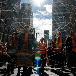 Unas personas sostienen un atrapasueños gigante durante la marcha "Every Child Matters" para conmemorar el primer Día Nacional de la Verdad y la Reconciliación en Montreal, Canadá. | Foto:Andrej Ivanov / AFP