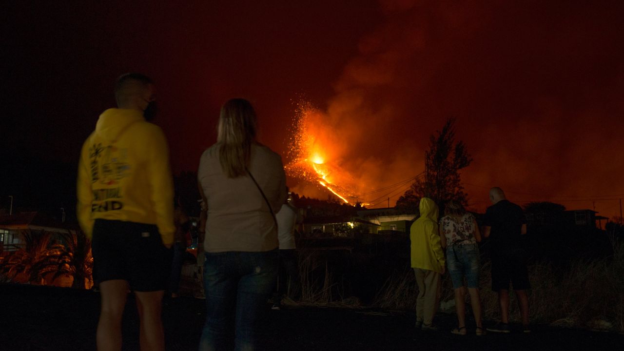 La gente observa el volcán Cumbre Vieja arrojando lava, ceniza y humo desde El Paso, en la isla canaria de La Palma. | Foto:Jorge Guerrero / AFP