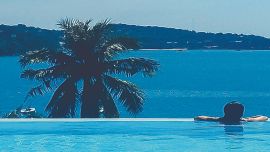 El primer paso es vaciar la pileta, limpiarla de hojas y suciedad y dejarla secar. Luego, se procede a realizar las reparaciones