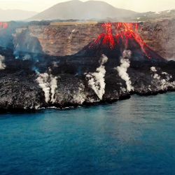 Esta captura de imagen tomada de un vídeo facilitado por el Instituto Español de Oceanografía (IEO-CSIC) muestra una toma aérea desde el buque oceanográfico Ramón Margalef del delta formado en la costa a partir de la lava del volcán Cumbre Vieja, en la isla canaria de La Palma. | Foto:Handout / IEO-CSIC (Instituto Español de Oceanografía) / AFP