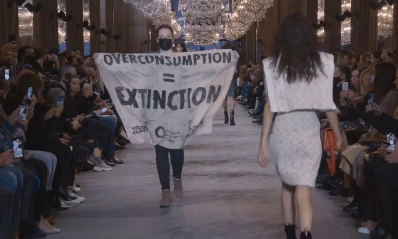 Sabotearon el desfile de Louis Vuitton en la Semana de la Moda de París